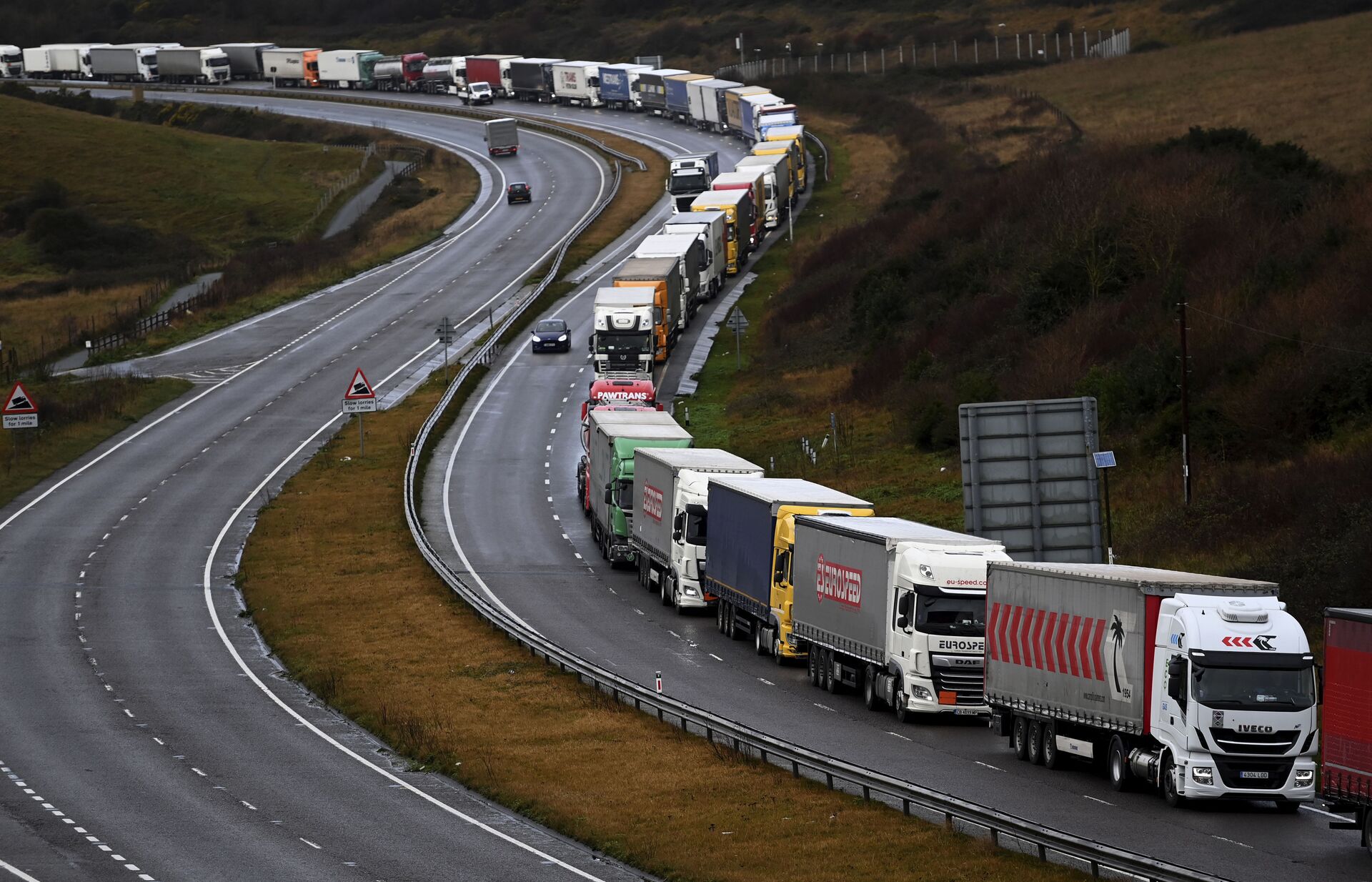 Caminhões fazem fila em Dover, Inglaterra, antes de entrarem na UE, devido às complicações entre políticas econômicas entre os dois após o Brexit, 11 de dezembro de 2020 - Sputnik Brasil, 1920, 09.11.2021