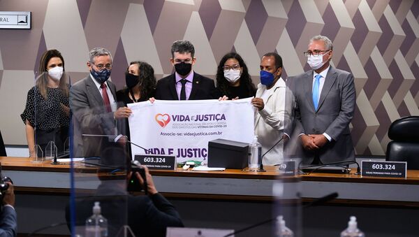 A gaúcha Rosane Brandão, que perdeu o marido para o coronavírus, entrega à CPI faixa pedindo justiça às famílias vitimadas pela pandemia, Brasília, 18 de outubro de 2021 - Sputnik Brasil