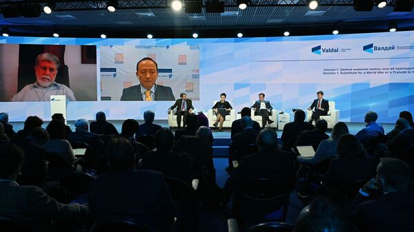 Ex-ministro das Relações Exteriores do Brasil, Celso Amorim (e), durante 18ª reunião anual do Clube Valdai de Discussões Internacionais, em Sochi, Rússia, em 18 de outubro de 2021 - Sputnik Brasil
