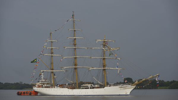 Veleiro da Marinha do Brasil, Cisne Branco no rio Guayas, no Equador - Sputnik Brasil