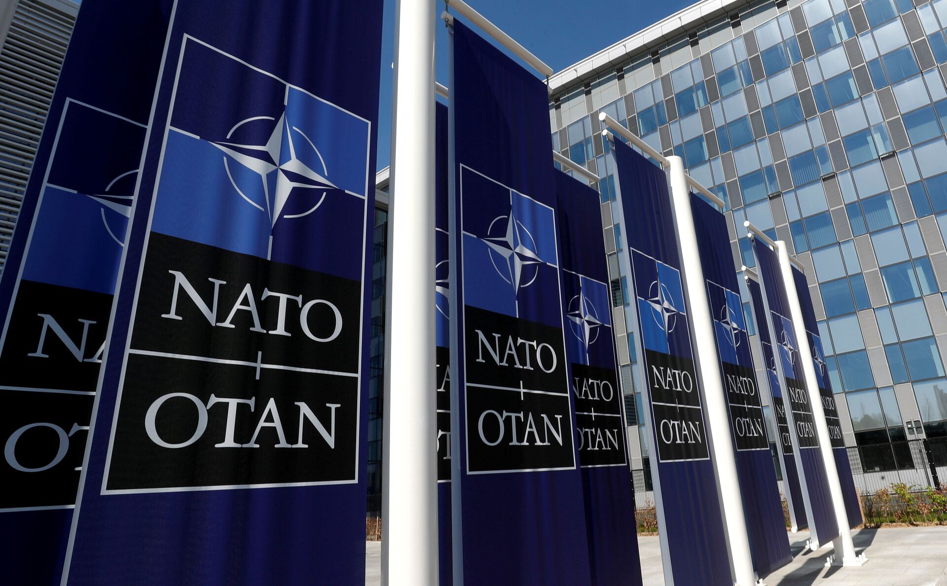 Cartazes mostrando o logo da OTAN colocados na entrada da sede da aliança, em Bruxelas, Bélgica - Sputnik Brasil, 1920, 09.11.2021
