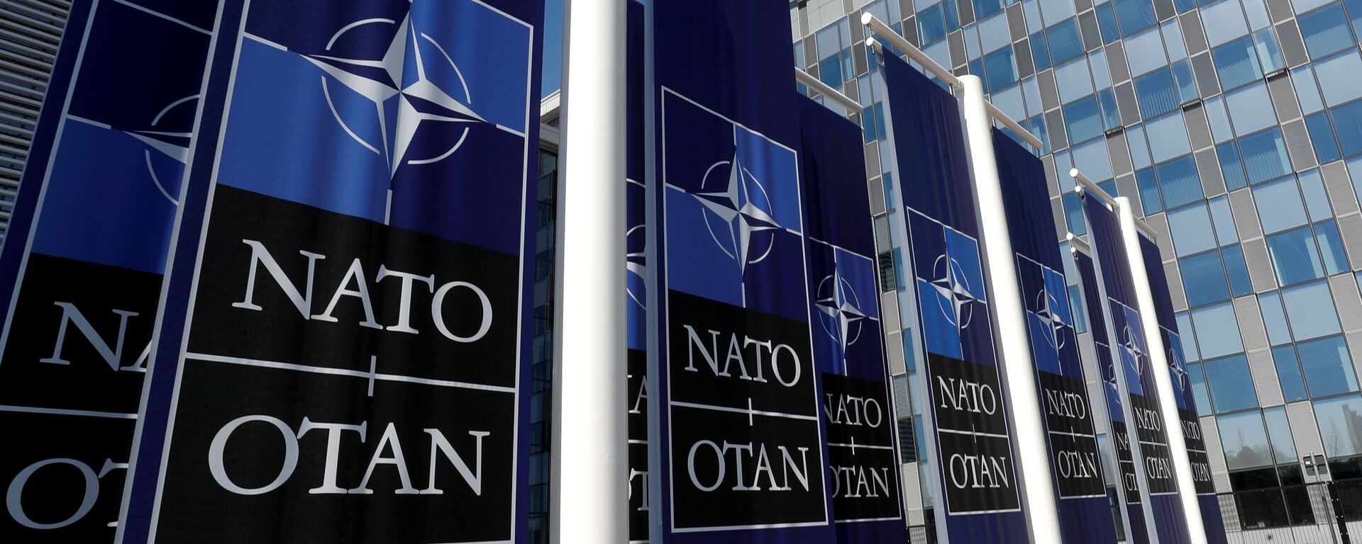 Cartazes da OTAN na entrada da sede da aliança, em Bruxelas, Bélgica. - Sputnik Brasil, 1920, 24.03.2022