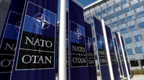 Cartazes da OTAN na entrada da sede da aliança, em Bruxelas, Bélgica. - Sputnik Brasil