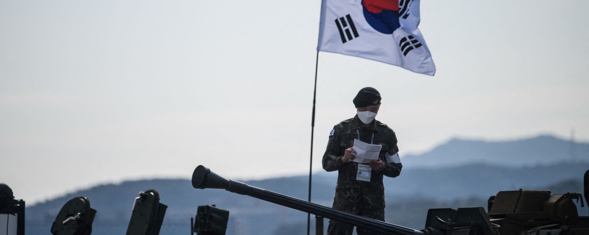 Soldado do Exército da Coreia do Sul discursa durante Exposição Internacional Aeroespacial e de Defesa (Adex, na sigla em inglês) da capital sul-coreana, Seul - Sputnik Brasil, 1920, 22.06.2022