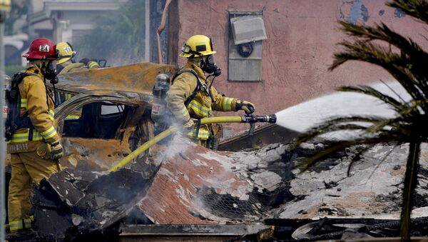 Equipes de bombeiros trabalham no local de um pequeno acidente de avião, segunda-feira, 11 de outubro de 2021, em Santee, Califórnia - Sputnik Brasil