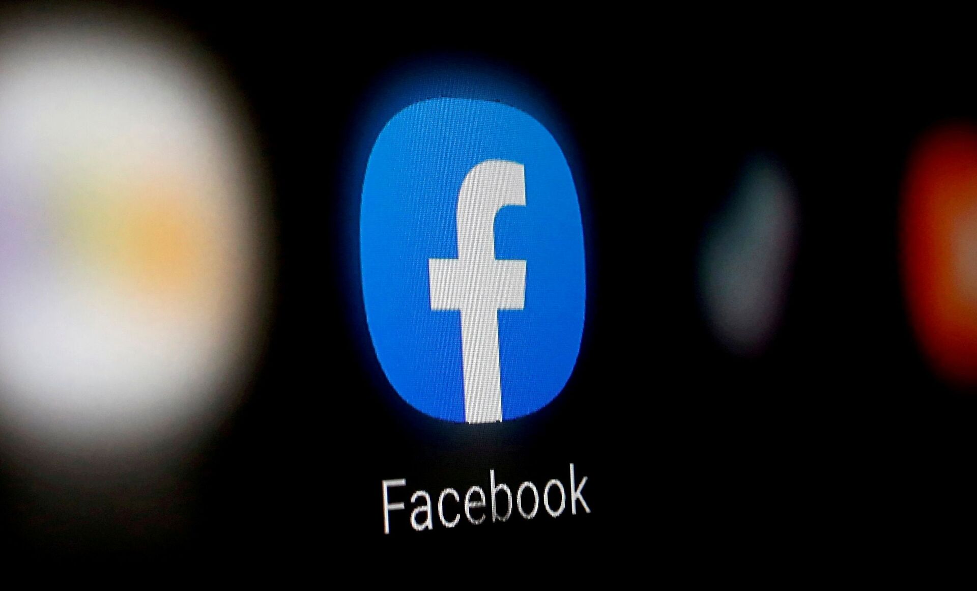 Logo do facebook é exibido em um smartphone  - Sputnik Brasil, 1920, 09.11.2021