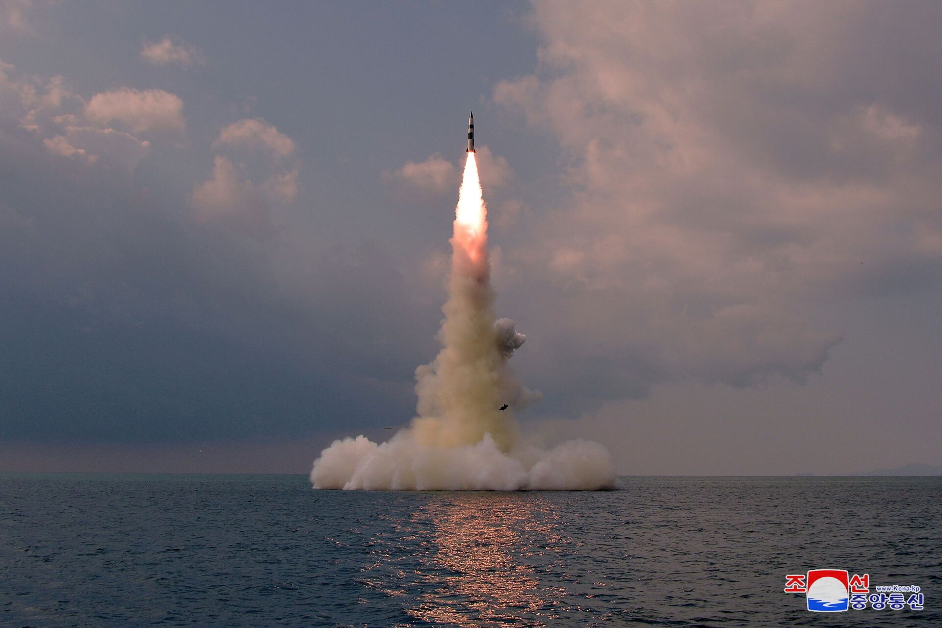Teste de míssil balístico lançado de submarino, em foto não datada, publicada em 19 de outubro de 2021 pela agência estatal de notícias norte-coreana KCNA   - Sputnik Brasil, 1920, 09.11.2021