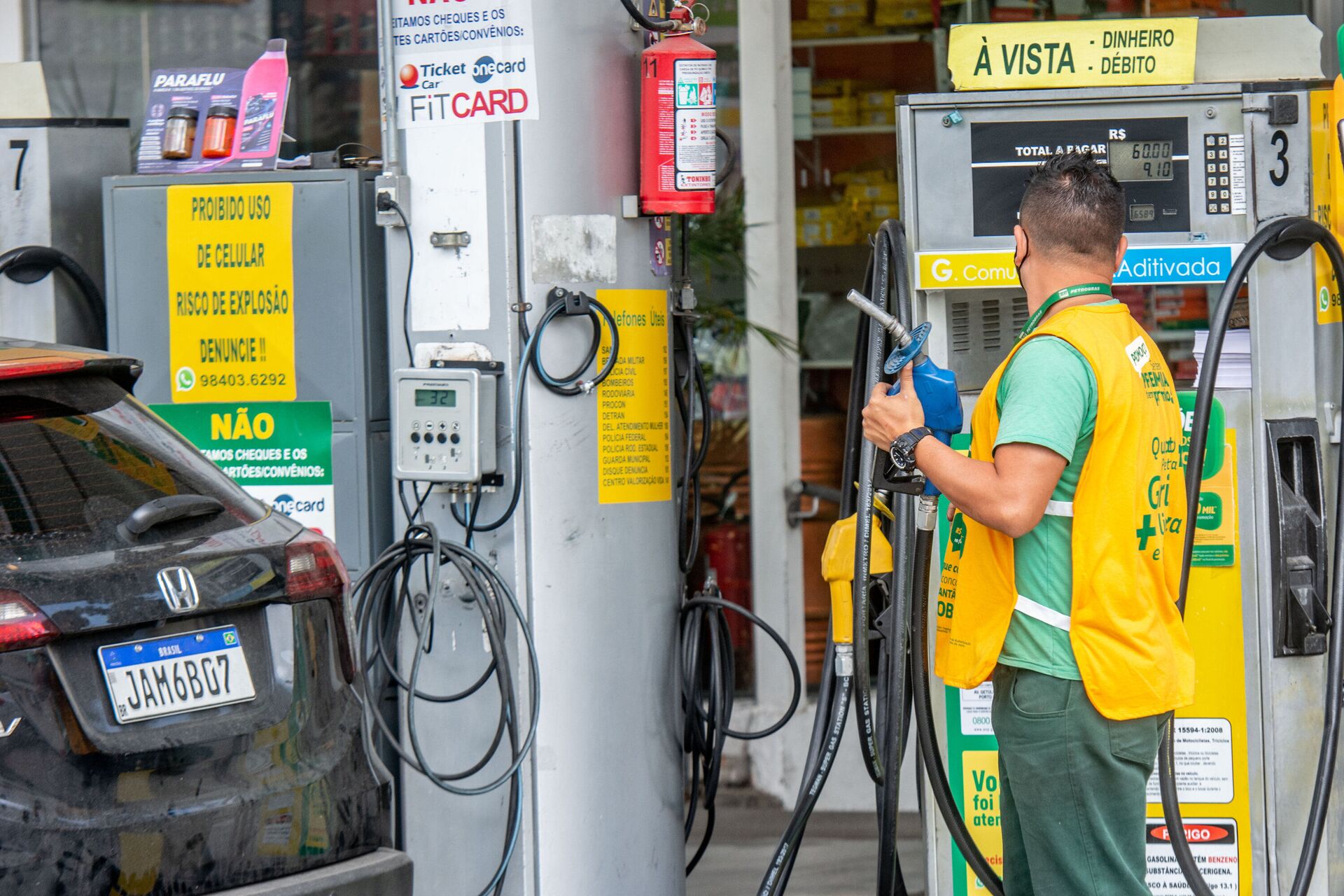 Postos de Porto Alegre reajustam os valores da gasolina na manhã desta quinta-feira. O aumento na bomba foi de R$ 0,20 no litro do produto - Sputnik Brasil, 1920, 23.03.2022