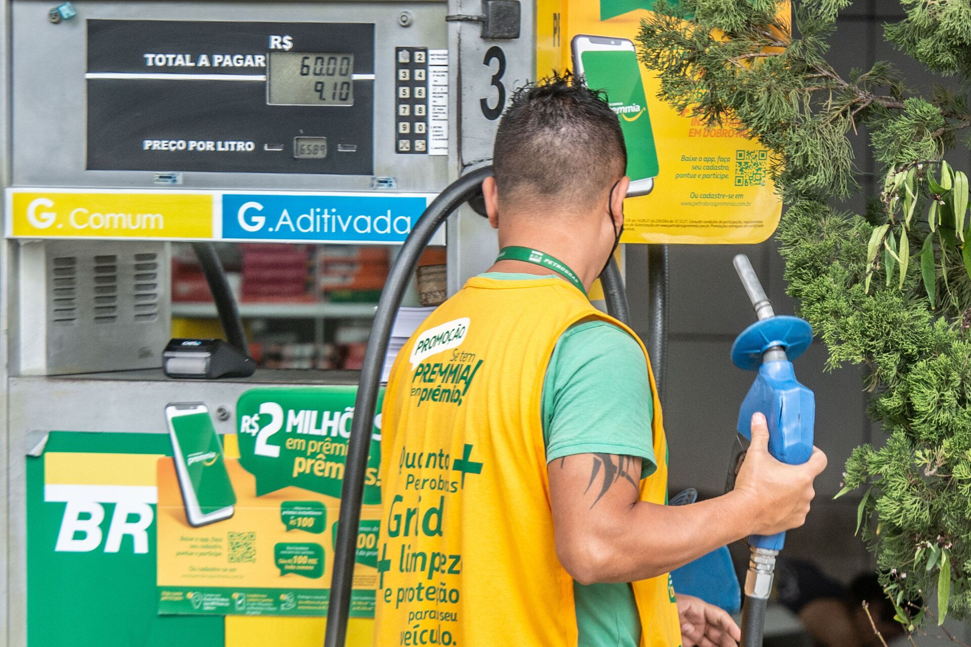 Postos de Porto Alegre reajustam os valores da gasolina na manhã desta quinta-feira. O aumento na bomba foi de R$ 0,20 no litro do produto - Sputnik Brasil, 1920, 02.02.2022