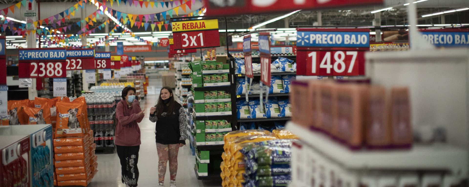 Mulheres fazem compras em um supermercado em Buenos Aires. Argentina, 18 de outubro de 2021 - Sputnik Brasil, 1920, 17.09.2026