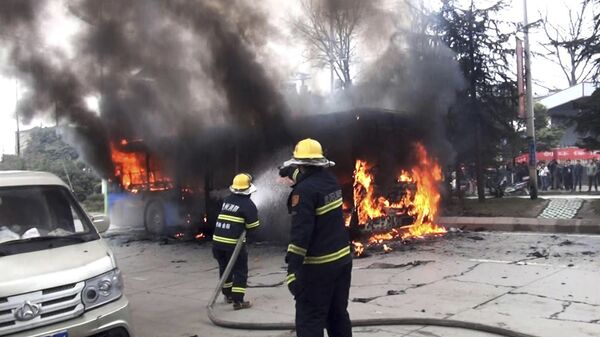 Bombeiros tentam conter chamas em ônibus na província de Guizhou, na China (imagem referencial) - Sputnik Brasil