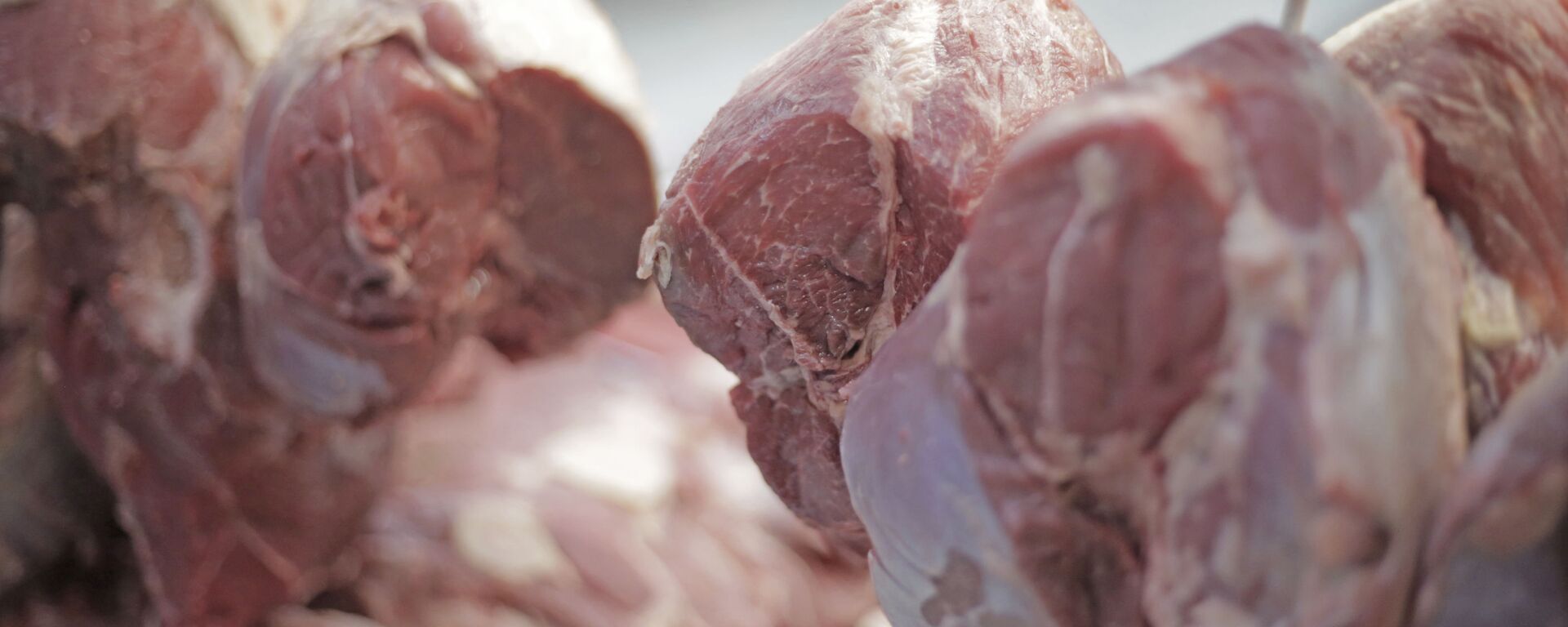 Carne sendo cortada em um supermercado em Campo Mourão, Brasil - Sputnik Brasil, 1920, 08.01.2025