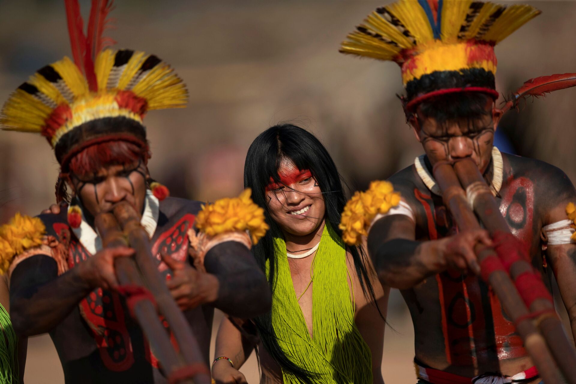 Representantes das tribos Yawalapiti, Kalapalo e Mehinako tocam flautas uruá enquanto dançam durante ritual fúnebre Kuarup para homenagear a memória do cacique Aritana no Parque Indígena do Xingu - Sputnik Brasil, 1920, 17.03.2022