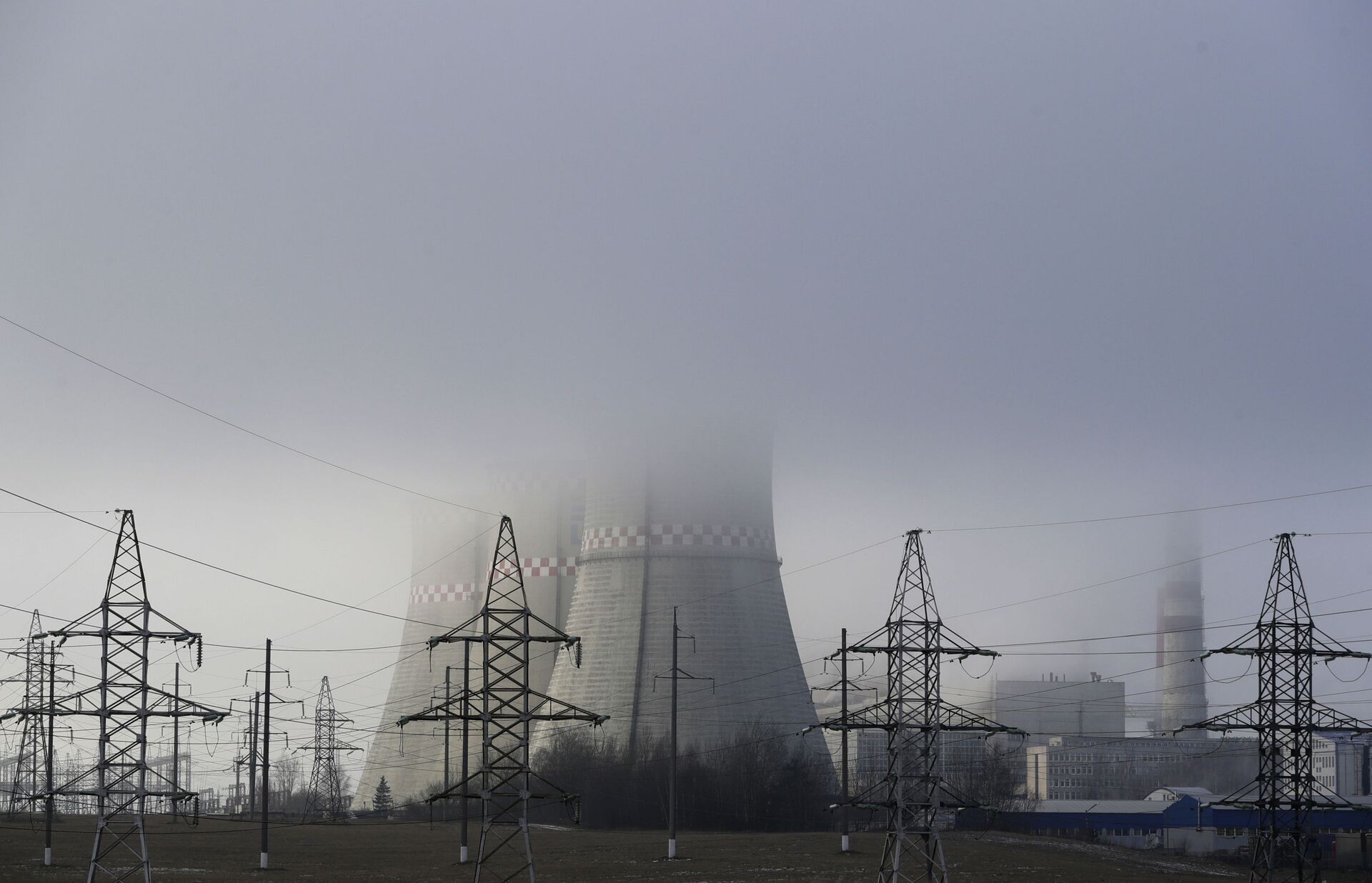 Foto de uma usina de energia parcialmente obscurecida por névoa em Minsk, Belarus (foto de arquivo) - Sputnik Brasil, 1920, 09.11.2021