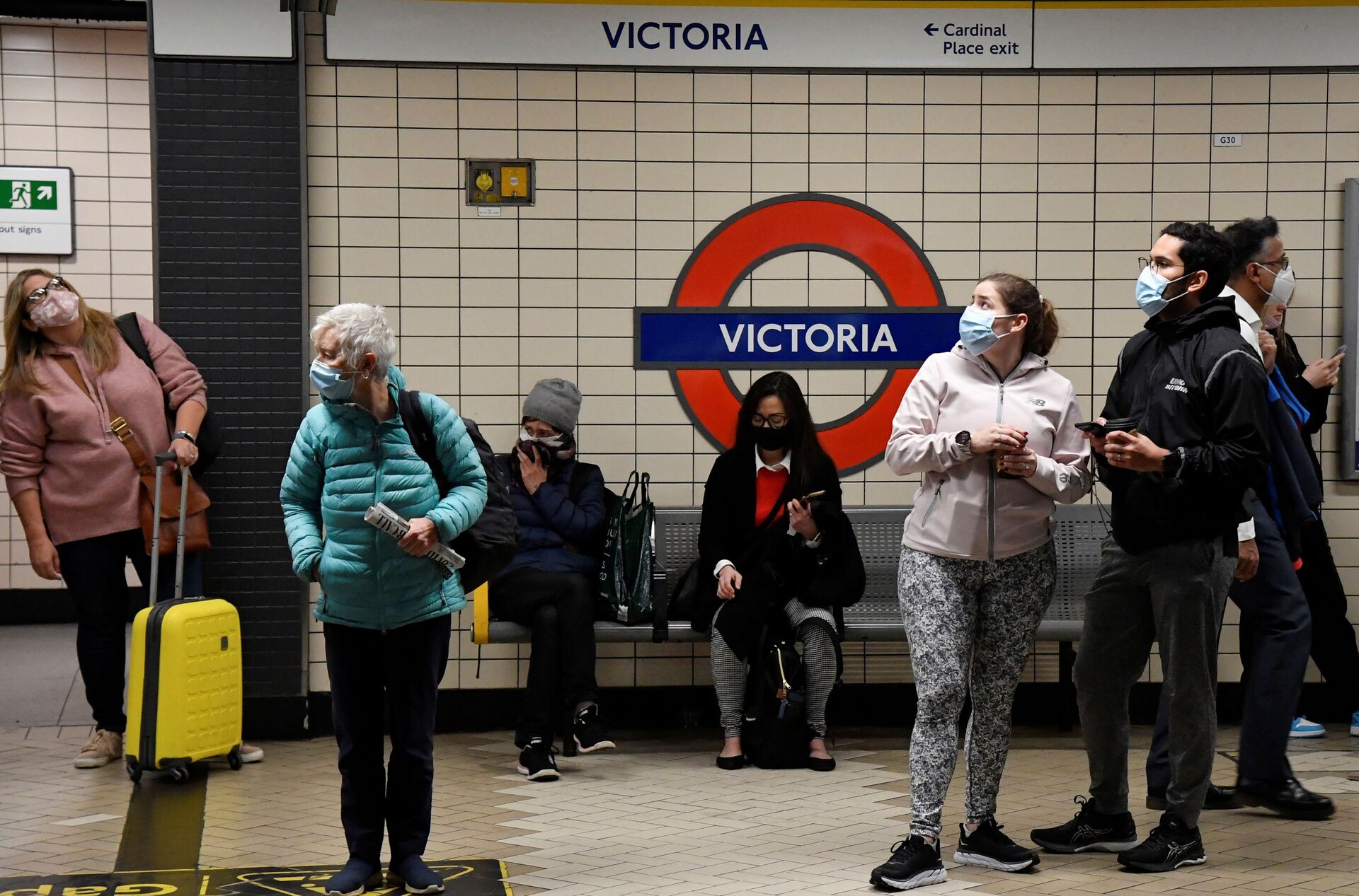 Passageiros usam máscaras enquanto viajam no sistema do metrô de Londres, em meio à pandemia da doença do coronavírus (COVID-19), em Londres, Reino Unido, 20 de outubro de 2021 - Sputnik Brasil, 1920, 09.11.2021
