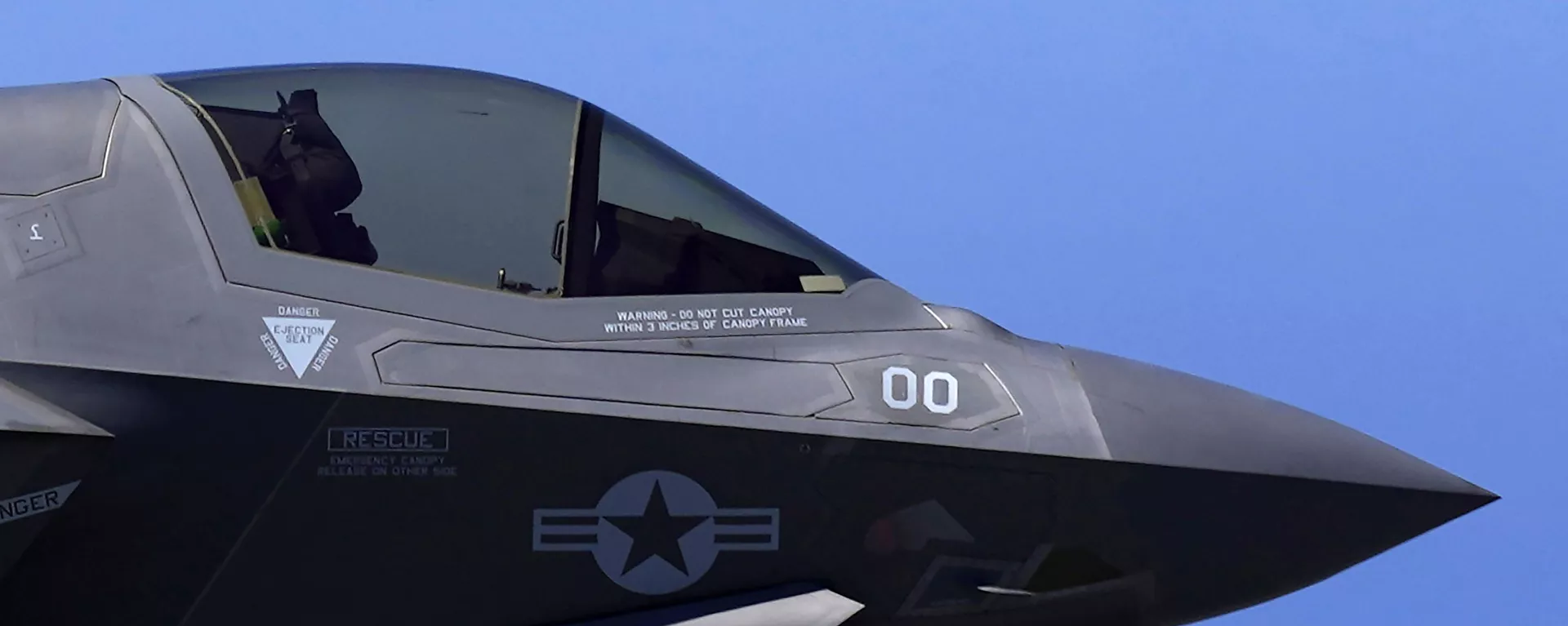 Avião de quinta geração F-35 dos EUA no porta-aviões britânico HMS Queen Elizabeth, no mar Mediterrâneo, 20 de junho de 2021 - Sputnik Brasil, 1920, 19.03.2025