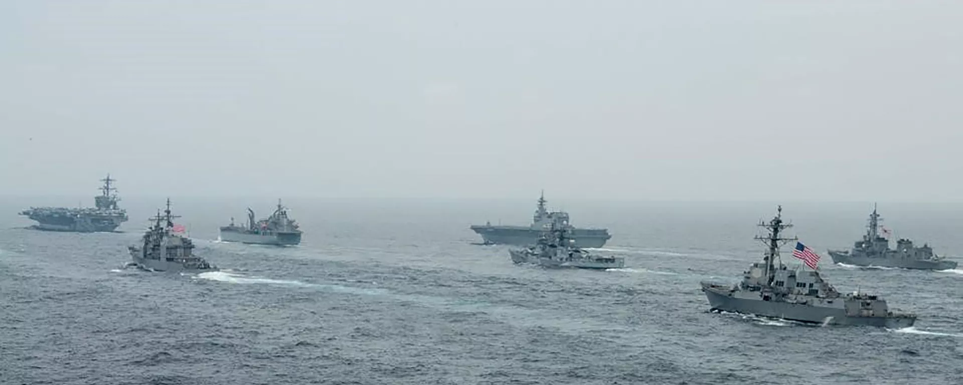 Porta-aviões USS Carl Vinson (CVN 70) e outros navios dos EUA e aliados transitam pela baía de Bengala como parte dos exercícios Malabar 2021, em 12 de outubro de 2021 - Sputnik Brasil, 1920, 28.10.2025