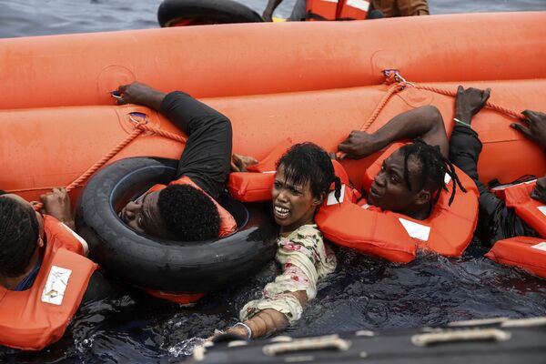 Resgate de migrantes a 56 km da costa da Líbia. - Sputnik Brasil