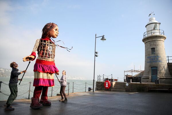 Little Amal, uma boneca-fantoche de 3,5 metros de altura que retrata uma jovem refugiada síria, é exibida em Folkestone, Reino Unido. - Sputnik Brasil