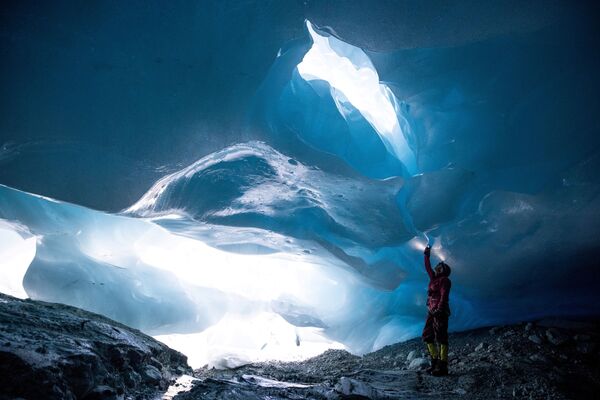 Glaciólogo Andrea Fischer da Academia Austríaca de Ciências explora o glaciar Jamtalferner perto de Galtuer, Áustria. - Sputnik Brasil