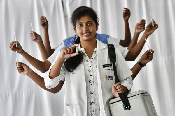 Profissionais de saúde envolvidos na vacinação contra COVID-19 posam para foto representando a deusa Durga, no hospital Ramaiah em Bangalore. - Sputnik Brasil