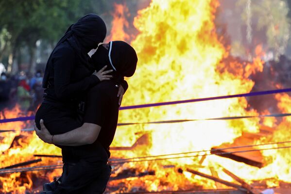 Manifestantes abraçam-se durante protesto contra o governo do Chile. - Sputnik Brasil