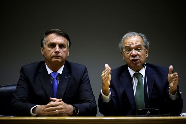 Presidente do Brasil, Jair Bolsonaro, e o ministro Paulo Guedes, na coletiva de imprensa no Ministério da Economia, Brasília, 22 de outubro de 2021. - Sputnik Brasil