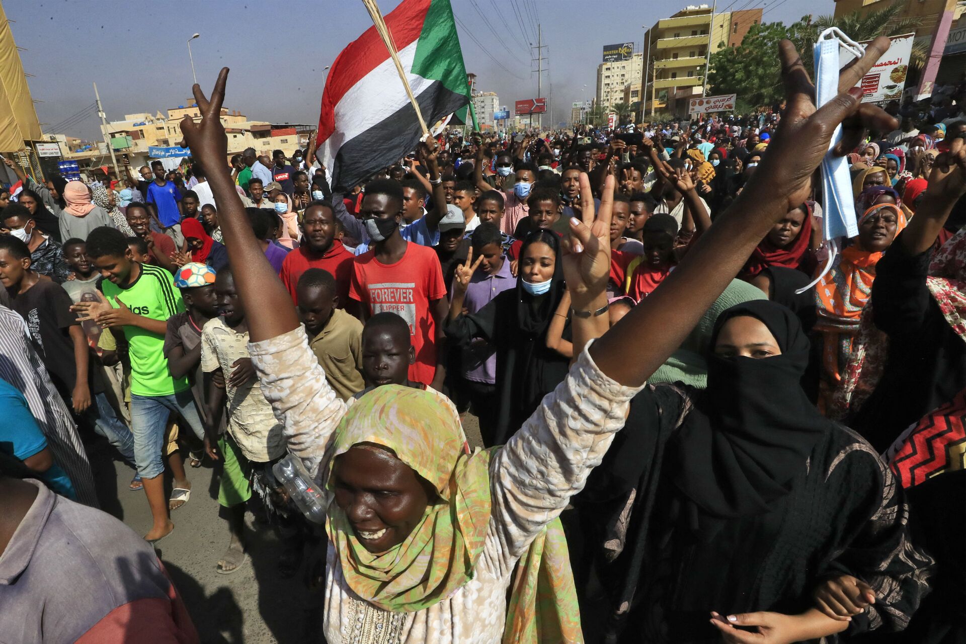 Manifestantes sudaneses levantam bandeiras nacionais em Cartum, Sudão, 25 de outubro de 2021 - Sputnik Brasil, 1920, 09.11.2021