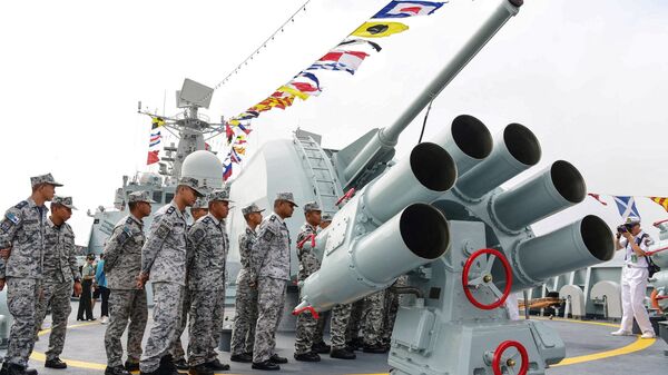 Marinheiros de Taiwan visitam o destróier de míssil guiado chinês Guangzhou  no porto de Zhanjiang - Sputnik Brasil