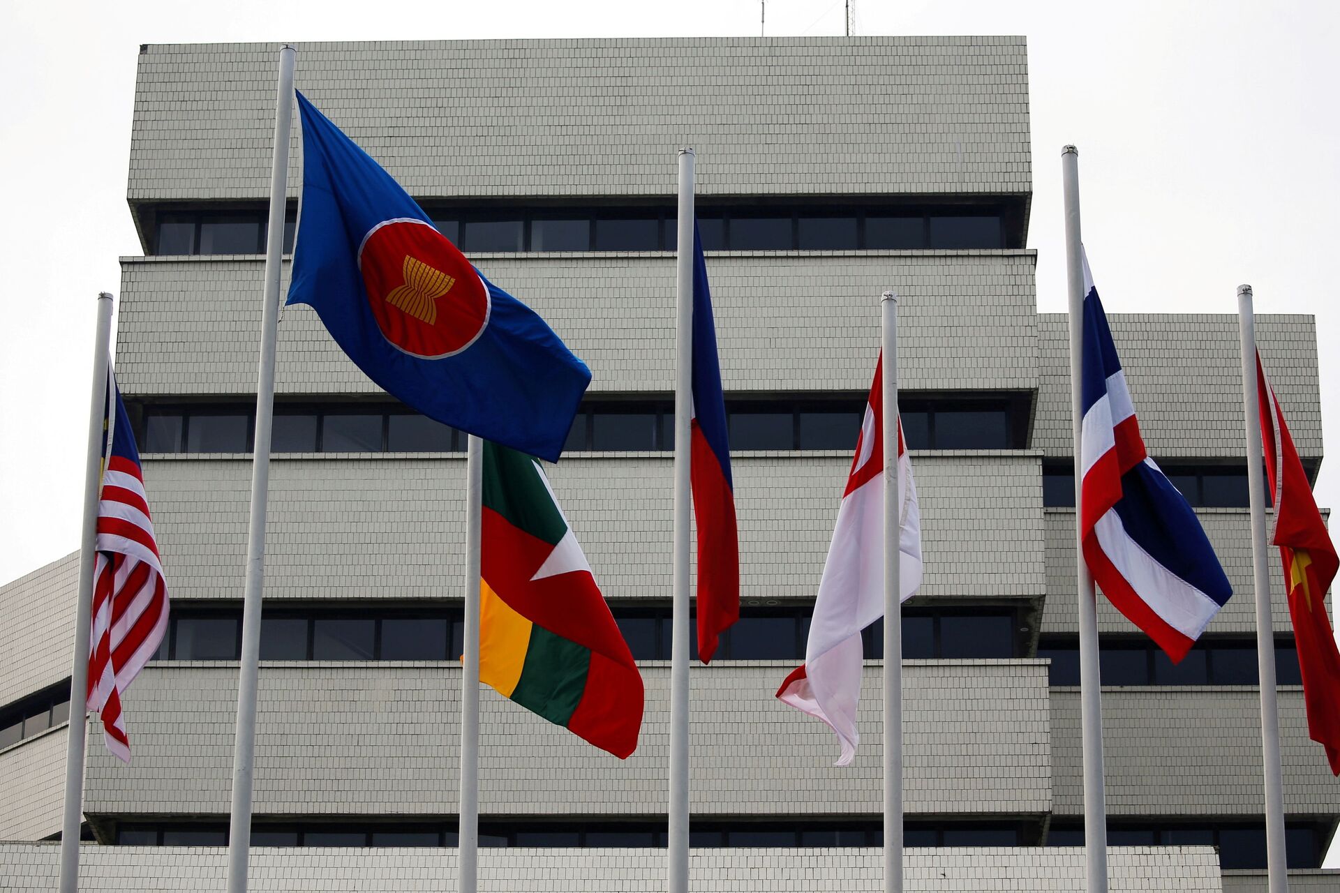 Bandeiras vistas for a do prédio do secretariado da Associação de Nações do Sudeste Asiático (ASEAN) na véspera do encontro dos líderes em Jacarta, Indonésia, 23 de abril de 2021 - Sputnik Brasil, 1920, 09.11.2021