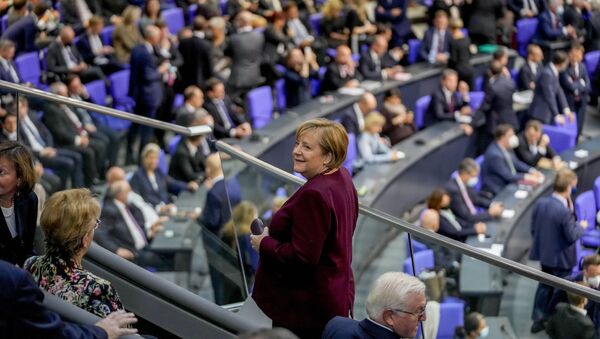 A chanceler alemã, Angela Merkel, olha ao redor durante a primeira sessão plenária do parlamento alemão Bundestag após as eleições, Berlim, terça-feira, 26 de outubro de 2021 - Sputnik Brasil