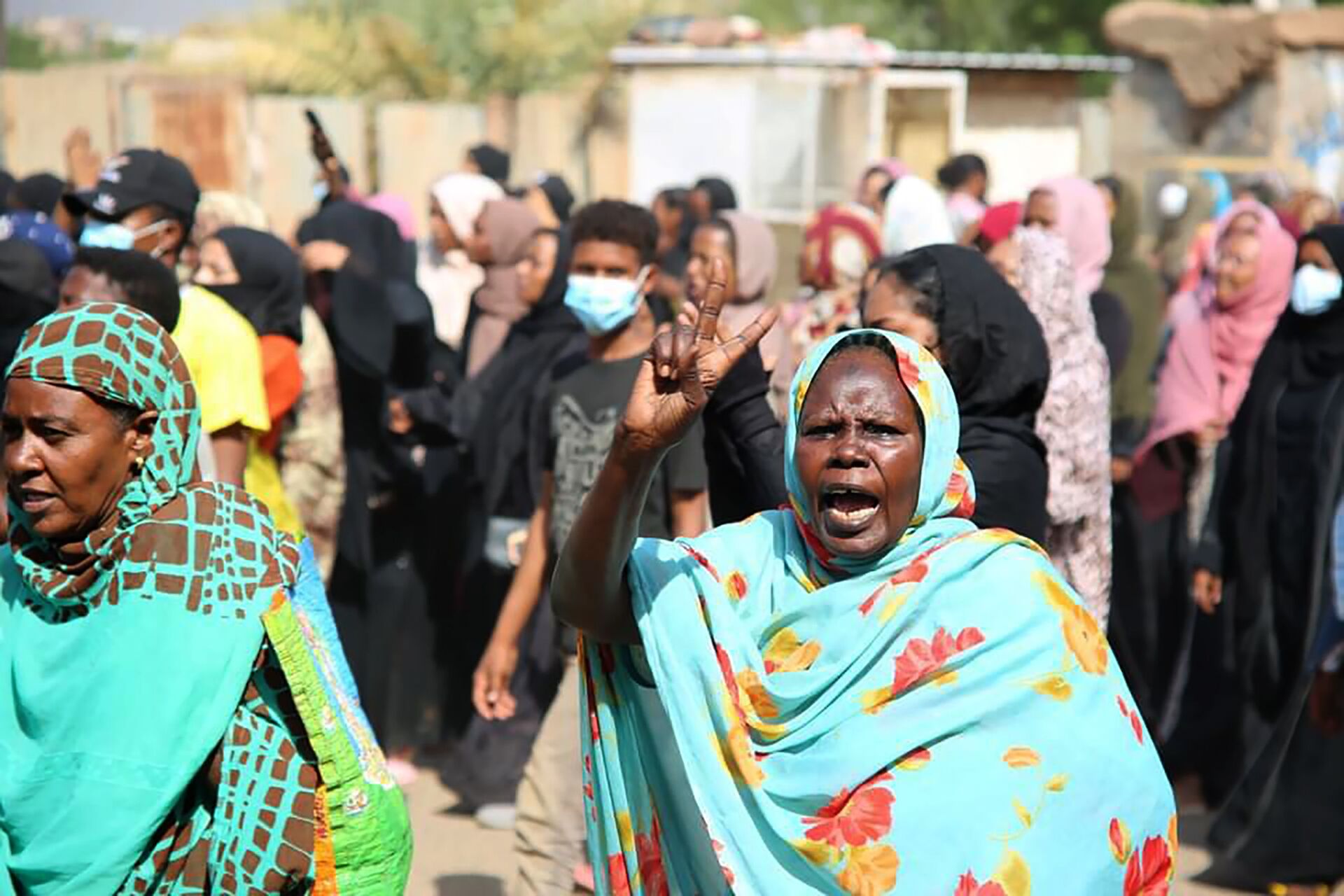 Uma manifestante pró-democracia faz o sinal da vitória enquanto milhares vão às ruas para condenar uma tomada de poder por oficiais militares, em Cartum, Sudão, 25 de outubro de 2021 - Sputnik Brasil, 1920, 09.11.2021