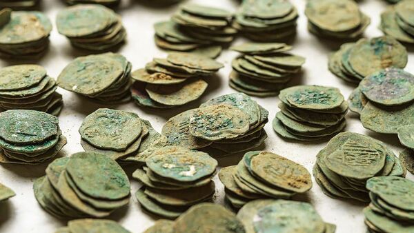 Mais de 6 mil moedas de prata da Idade Média são encontradas em fazenda na Áustria - Sputnik Brasil
