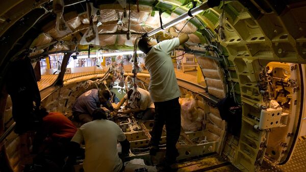 Funcionários da Embraer trabalham em um jato comercial Embraer 190 na fábrica da empresa em São José dos Campos, Brasil (foto de arquivo) - Sputnik Brasil