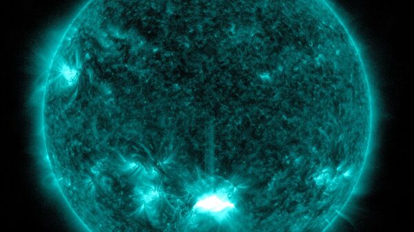 O observatório Solar Dynamics da NASA captou esta imagem de uma erupção solar – o clarão brilhante no centro inferior do Sol – em 28 de outubro de 2021. A imagem mostra um subconjunto de luz ultravioleta extrema que destaca o material extremamente quente na erupção - Sputnik Brasil
