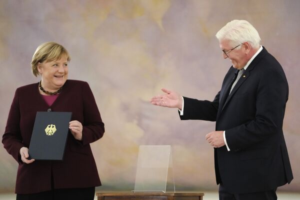 Chanceler alemã, Angela Merkel, recebe documento sobre o fim de seu mandato, entregue pelo presidente do país, Frank-Walter Steinmeier - Sputnik Brasil