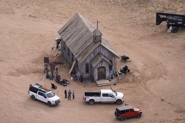 Foto aérea do rancho Bonanza Creek em Santa Fé, onde o ator Alec Baldwin disparou uma arma cenográfica matando uma cinegrafista e ferindo o diretor. - Sputnik Brasil