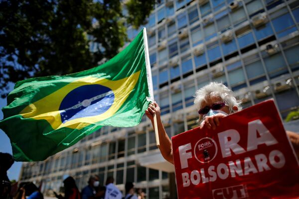 Homem protesta contra o presidente do Brasil, Jair Bolsonaro, em frente do Ministério da Economia, em Brasília, 28 de outubro de 2021. - Sputnik Brasil