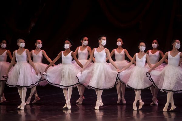 Dançarinas da Escola Estadual de Dança Maria Olenewa atuando no Teatro Municipal do Rio de Janeiro, 28 de outubro de 2021. - Sputnik Brasil