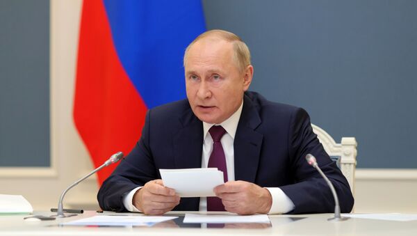 Vladimir Putin, presidente da Rússia, fala durante videoconferência do grupo G20 sobre questões da economia e da saúde mundiais - Sputnik Brasil