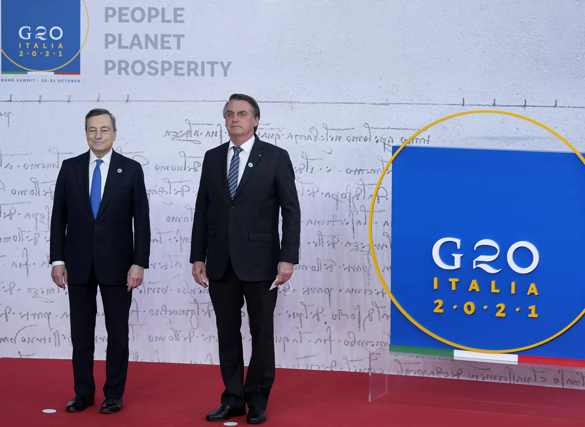 O presidente do Brasil, Jair Bolsonaro (à direita), posa com o primeiro-ministro da Itália, Mario Draghi, durante chegada ao centro de convenções La Nuvola para a cúpula do G20 em Roma, em 30 de outubro de 2021 O presidente do Brasil, Jair Bolsonaro (à direita), posa com o primeiro-ministro da Itália, Mario Draghi, durante chegada ao centro de convenções La Nuvola para a cúpula do G20 em Roma, em 30 de outubro de 2021 - Sputnik Brasil, 1920, 09.11.2021