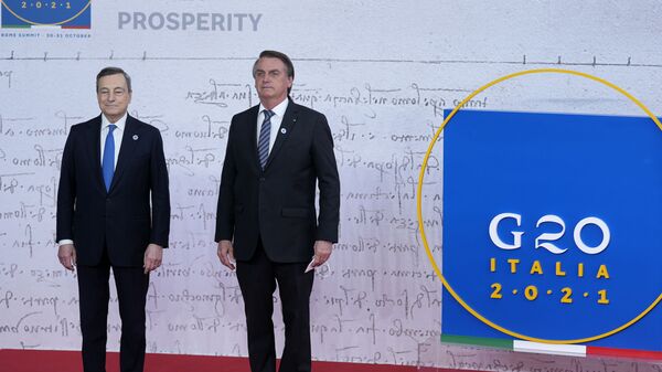 O presidente do Brasil, Jair Bolsonaro (à direita), posa com o primeiro-ministro da Itália, Mario Draghi, durante chegada ao centro de convenções La Nuvola para a cúpula do G20 em Roma, em 30 de outubro de 2021 - Sputnik Brasil