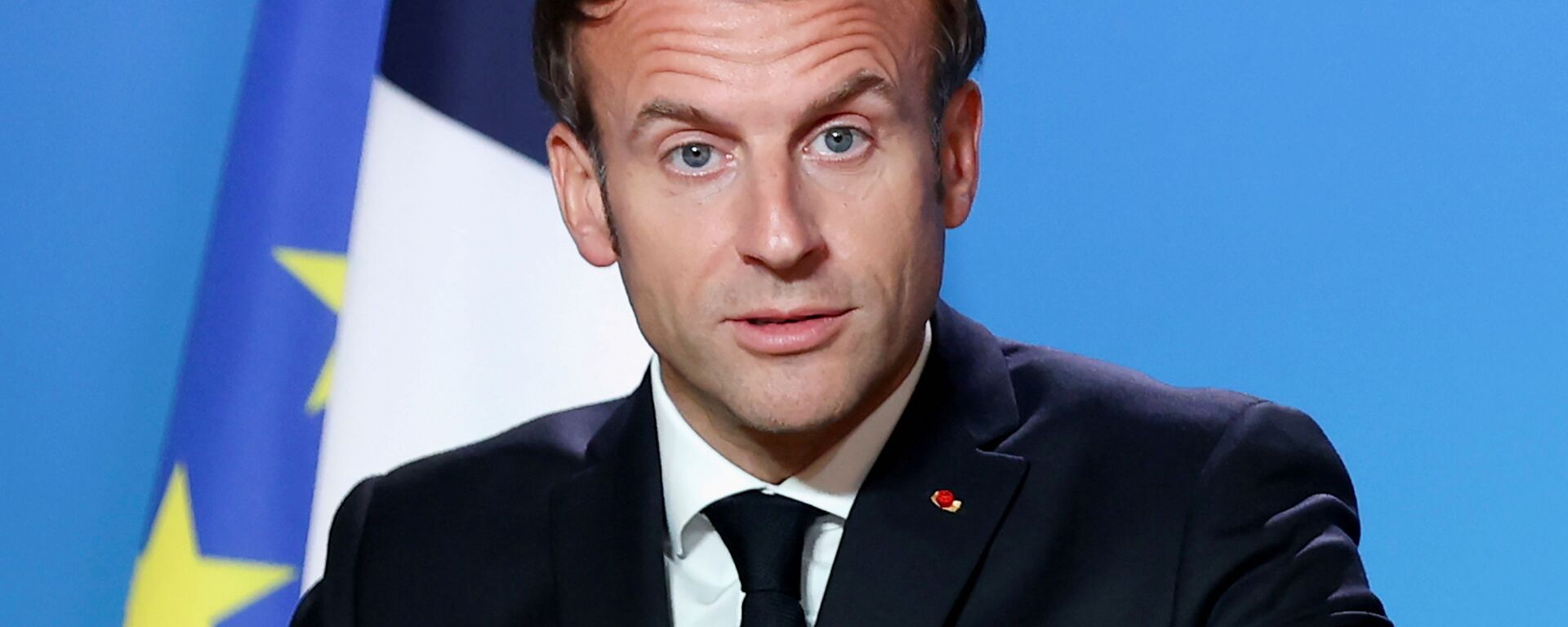 O presidente francês Emmanuel Macron dá uma entrevista coletiva no final do segundo dia de uma reunião dos líderes da União Europeia em Bruxelas, Bélgica, em 22 de outubro de 2021 - Sputnik Brasil, 1920, 30.10.2021