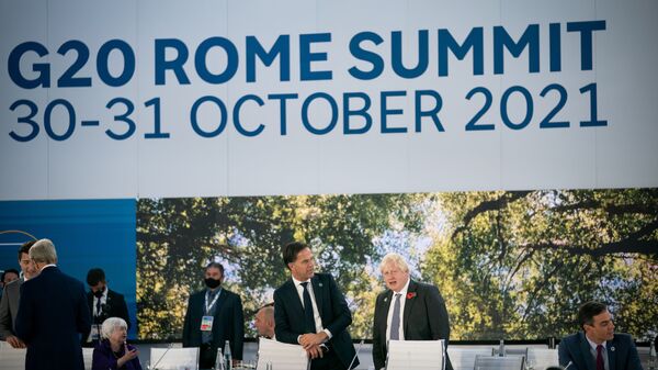 Mark Rutte e Boris Johnson, primeiros-ministros dos Países Baixos e Reino Unido, respetivamente, falam durante cúpula do G20 no centro de conferências La Nuvola em Roma, Itália, 31 de outubro de 2021 - Sputnik Brasil