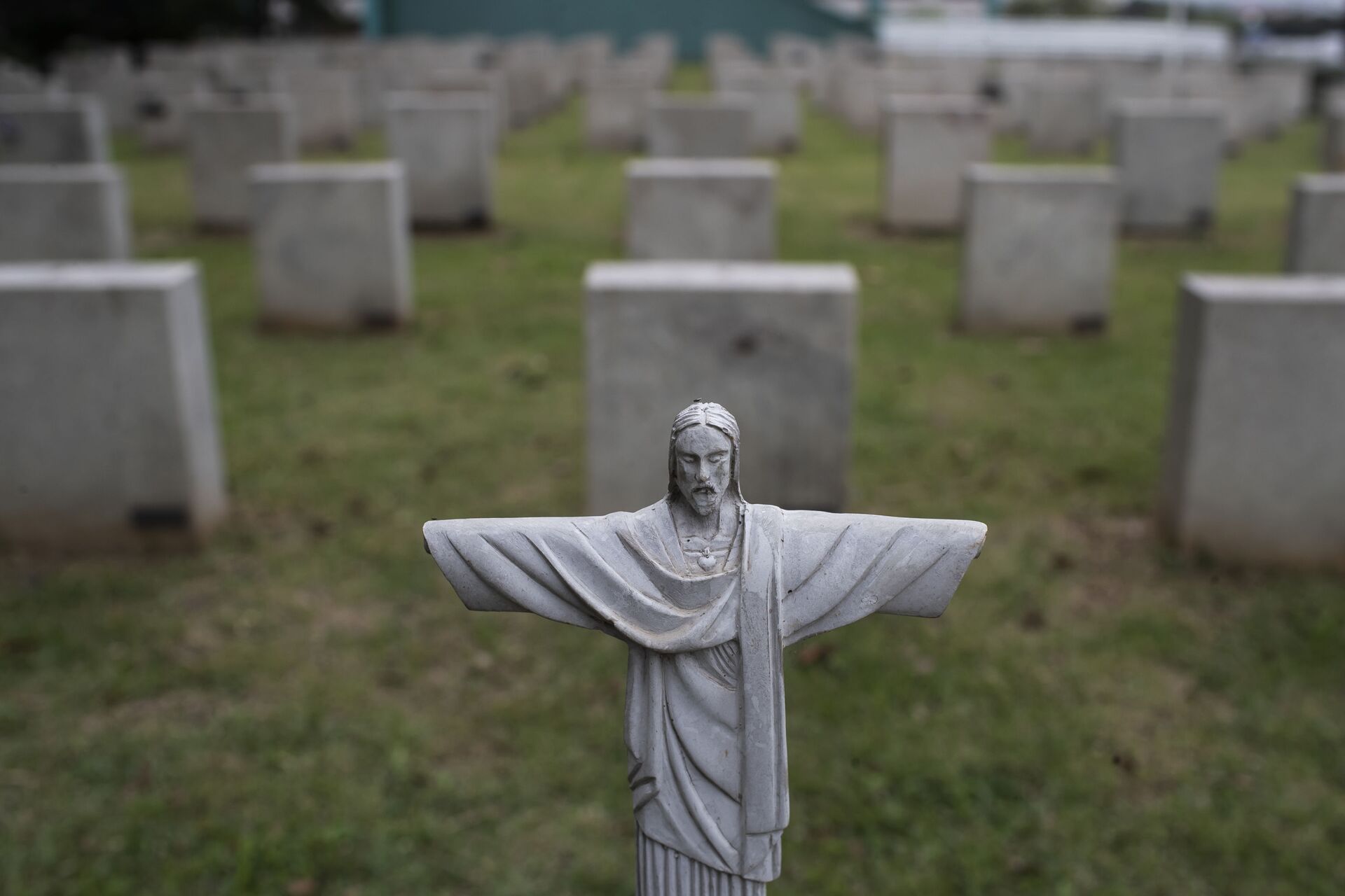 Miniatura de Cristo Redentor adorna uma lápide no Cemitério da Penitência, onde algumas vítimas da COVID-19 são enterradas, Rio de Janeiro, 27 de outubro de 2021 - Sputnik Brasil, 1920, 02.12.2021