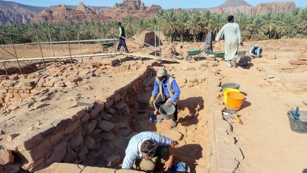Arqueólogos escavam os restos dos antigos reinos de Dadã e Liã, em Al-Ula, Arábia Saudita, 30 de outubro de 2021 - Sputnik Brasil