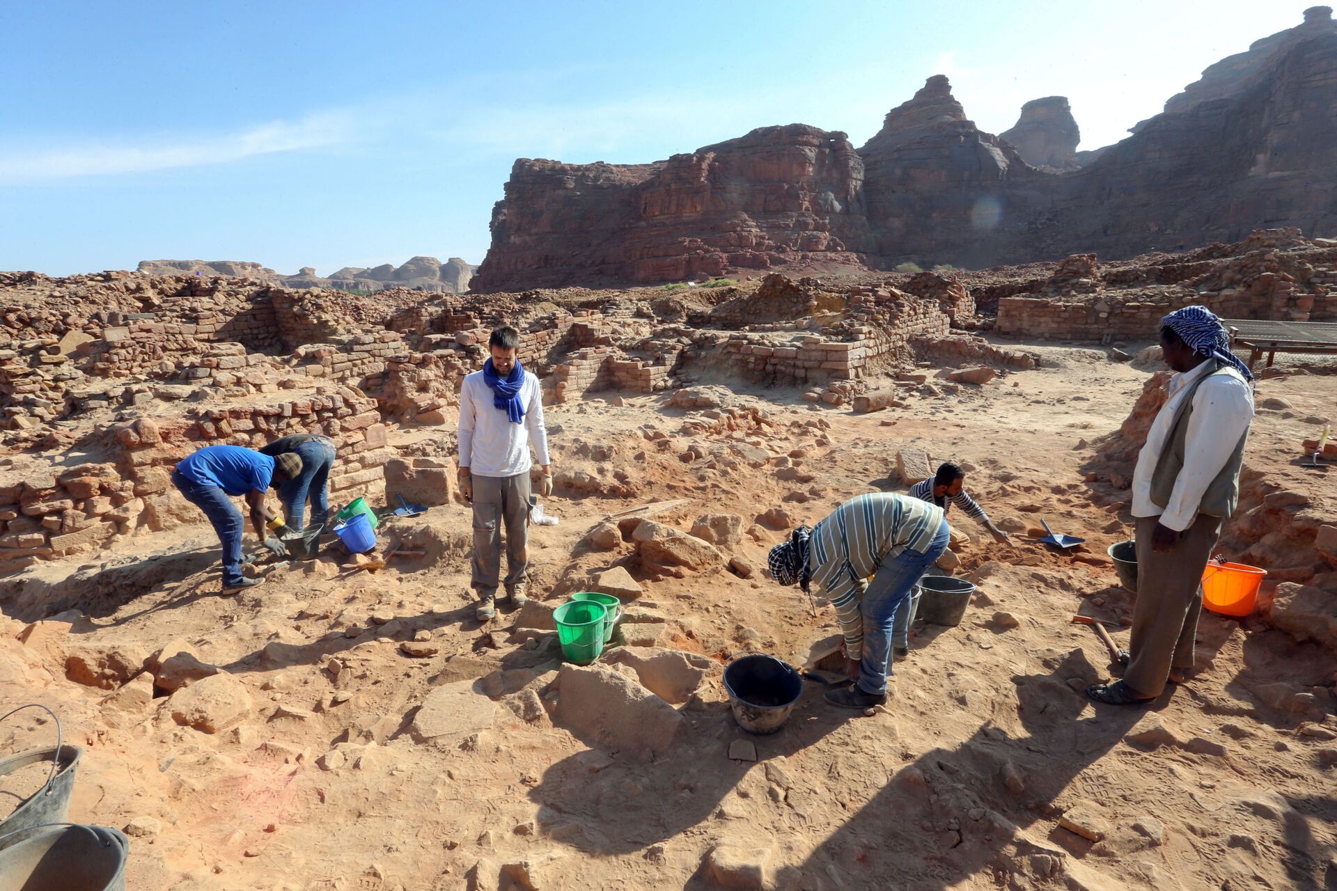 Arqueólogos escavam os restos dos antigos reinos de Dadã e Liã, em Al-Ula, Arábia Saudita, 30 de outubro de 2021 - Sputnik Brasil, 1920, 09.11.2021