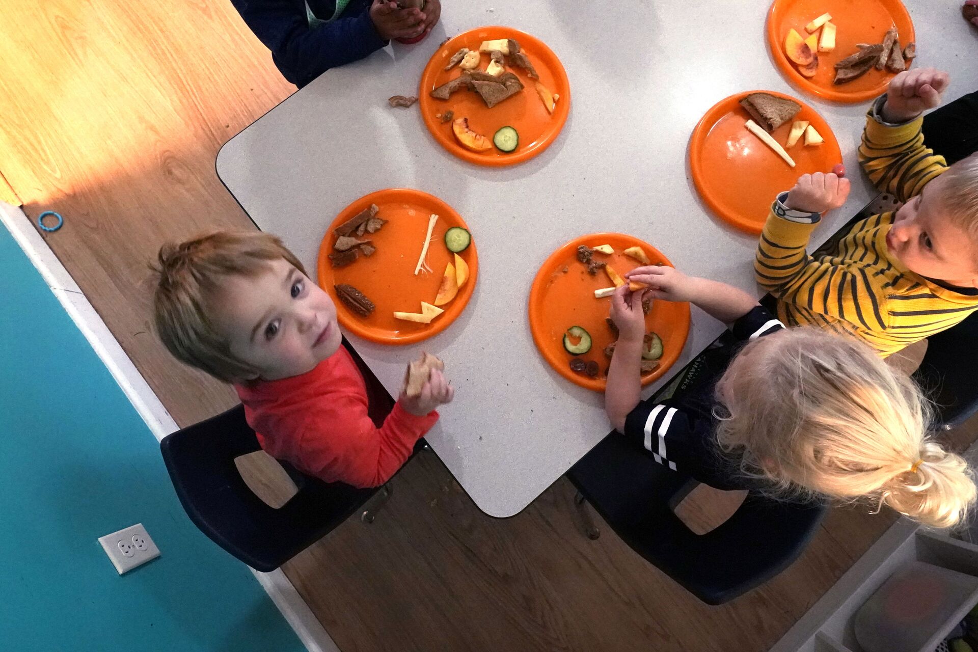 Crianças almoçam em uma pré-escola de Washington, EUA, 25 de outubro de 2021 - Sputnik Brasil, 1920, 09.11.2021