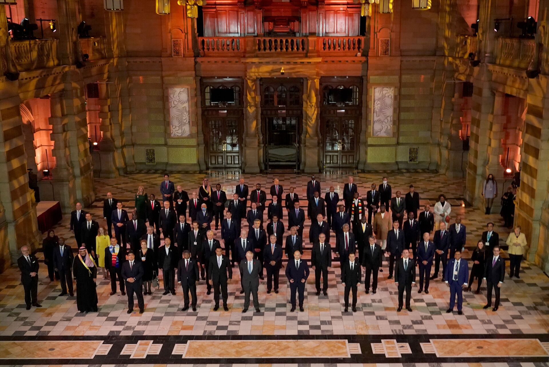 Líderes mundiais posam para foto durante a recepção para marcar o primeiro dia da conferência do clima COP26 em Glasgow, Escócia, 1º de novembro de 2021 - Sputnik Brasil, 1920, 09.11.2021