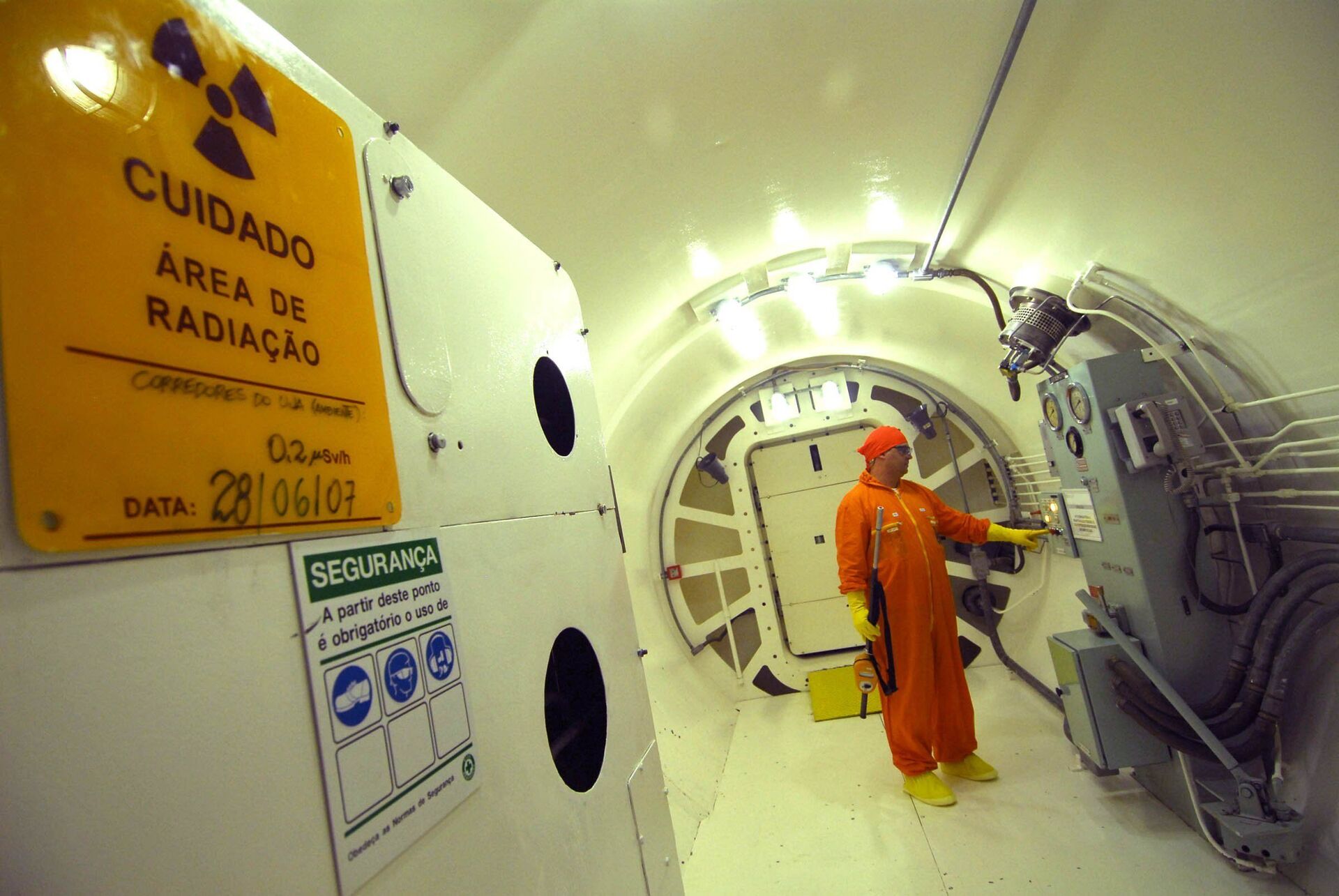 Supervisor de radioproteção durante monitoramento radiológico em edifício de reator na usina nuclear Angra 2. A usina Angra 3 vai ser exatamente igual à Angra 2, em Angra dos Reis (RJ) (foto de arquivo) - Sputnik Brasil, 1920, 20.12.2024